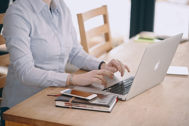 Mulher utilizando computador, Aprenda como usar o ChatGPT