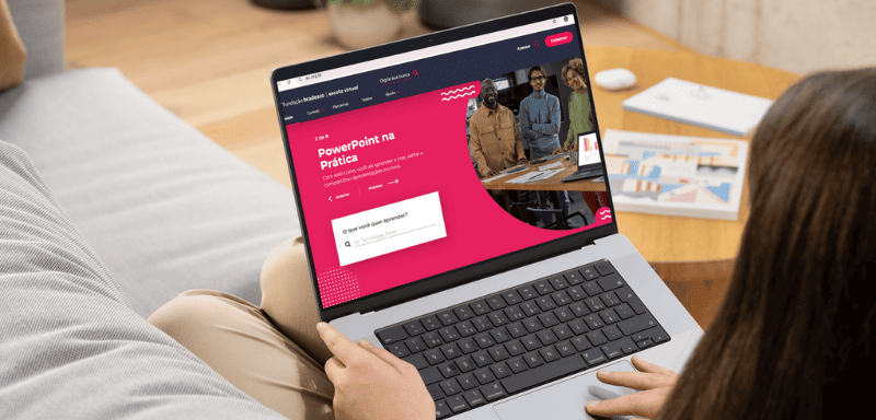 Mulher acessando plataforma da Escola Virtual da Fundação Bradesco.